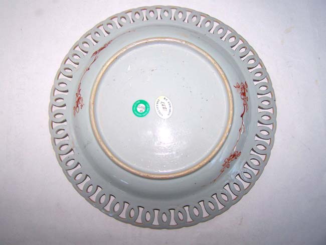 A Fine early 18th century Chinese Export Porcelain 'Verte' Imari Reticulated Dish circa 1725 — image 2